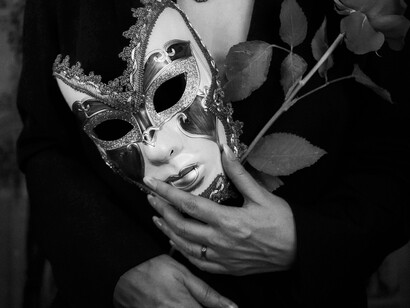 Você já percebeu como a frase “seja você mesmo” costuma vir acompanhada de um asterisco invisível? Tipo: “Seja você mesmo* (*desde que não incomode, não critique demais, não seja excêntrico, não questione o status quo, e por favor sorria mais).”