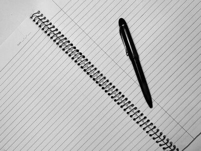 La crítica, cuando es rigurosa y honesta, actúa como un puente entre el artista y la sociedad, ofreciendo marcos de interpretación que amplían la experiencia del espectador