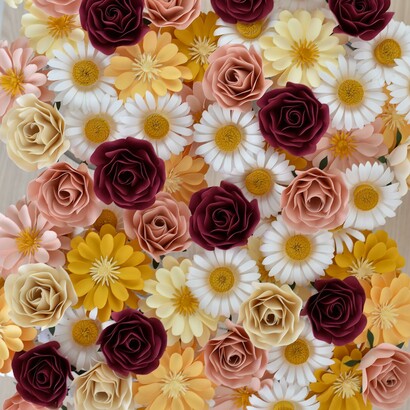 Il loro lavoro dimostra come l’artigianato possa reinventare la natura attraverso la creatività. Nella foto una serie di fiori di carta creati da Silvia Raga