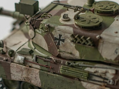 Causando verdadeiro desvario no Reich. Levando o chão, o controle e a convicção a, pouco a pouco, fugirem de seus pés. Chegando ao zênite naqueles dias de abril. Abril de 1945. Durante e depois do último aniversário do Führer, no 20 de 20 de abril