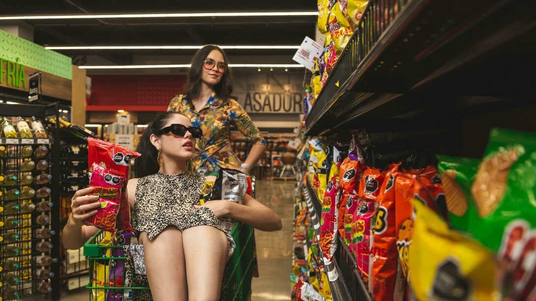 A indústria alimentícia sabe muito bem que nós, consumidores, compramos pela embalagem. Existe toda uma ciência por trás das cores, dos formatos, das fontes escolhidas para os rótulos e até da textura do material usado. Nada ali é por acaso. E, claro, isso não é usado apenas para facilitar a escolha ou por questões puramente estéticas, é também uma ferramenta poderosa para nos influenciar e, muitas vezes, nos enganar