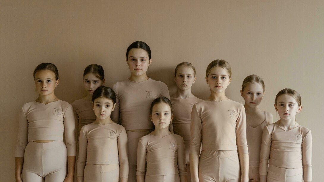 Somos um pouco de cada livro que lemos, de cada conversa que partilhamos, ou até mesmo de cada mesa em que nos sentamos. No final de tudo, somos um pouco de cada experiência que nos permitimos absorver. Cabe-nos refletir e questionar: de onde vem esse meu hábito? Por que tenho tais repetições de padrões de comportamento? Será mesmo que não sei falar em baixo tom ou me expresso dessa forma por causa dos meus convívios?