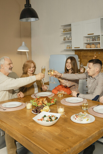 La cena de Navidad prometía ser breve, pero ha comenzado a tejerse un diálogo interesantísimo capaz de eternizar la sobremesa familiar