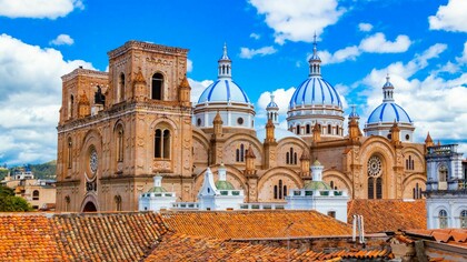 Las calles empedradas y los techos antiguos de Cuenca, Ecuador, crean una atmósfera que combina historia y encanto en cada rincón