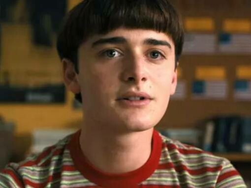 Desde o início da série, o Will é apresentado como diferente. Não no sentido estereotipado, mas na forma como ocupa o espaço, como se relaciona com os amigos, como é frequentemente alvo de insultos e exclusão. A sua diferença nunca foi subtil. O que foi subtil foi a forma como a série escolheu tratá-la