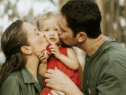 A quebra da família é incitada; o embate entre etnias é alavancado ao extremo; a luta entre pobres e ricos é intensificada e exagerada; os menos favorecidos são obrigatoriamente molestados com esmolas, tirando-lhes o direito de ser ativo; associações, ongs, institutos, sindicatos, inverteram seus valores consolidando a máxima do meu pirão primeiro – os mesmos diretores, quando não saltam para a política, revezam-se nos cargos a cada “eleição” programada para si