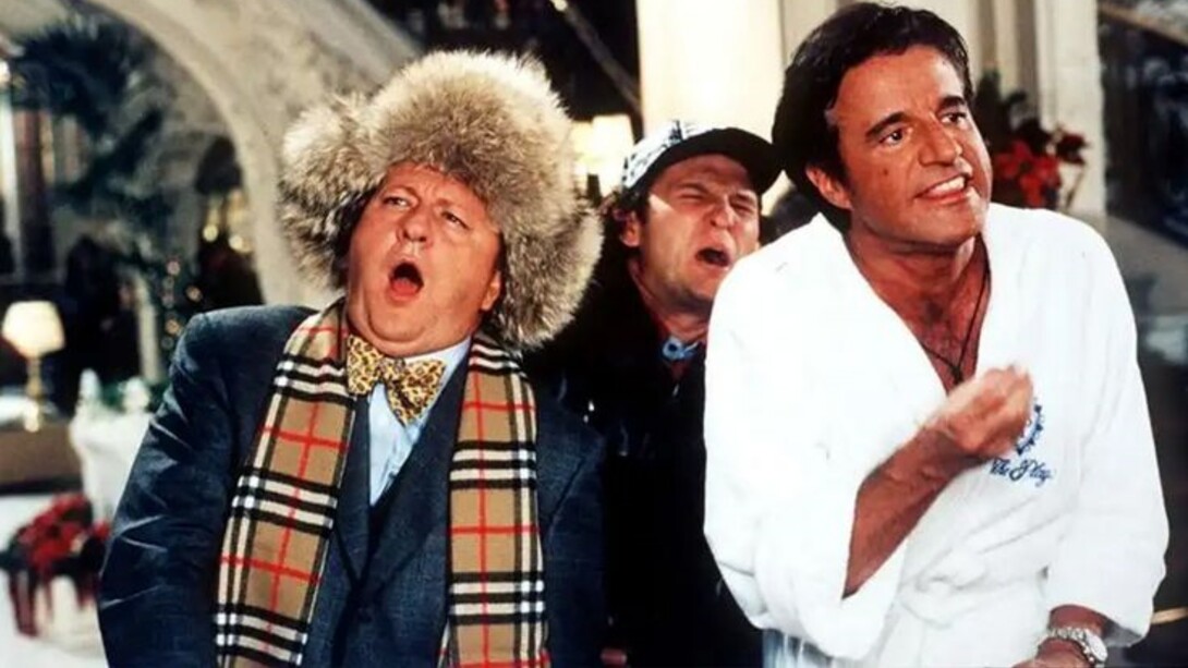 Merry Christmas (2001) di Neri Parenti è un cinepanettone corale che intreccia equivoci e comicità natalizia ambientati tra Cortina e un lussuoso albergo, segnando una delle ultime grandi stagioni del genere classico. Una scena del film con Massimo Boldi, Christian De Sica e Enzo Salvi