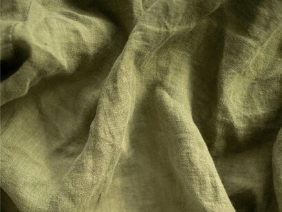 A moda sustentável em 2026 começa, inevitavelmente, na forma como pensamos o consumo. Comprar menos, escolher melhor e prolongar a vida útil das peças tornam-se princípios orientadores. O acto de comprar roupa deixa de ser automático e passa a envolver reflexão: de onde vem esta peça, quem a produziu, com que materiais e em que condições. Esta mudança de mentalidade representa uma ruptura significativa com hábitos de consumo profundamente enraizados