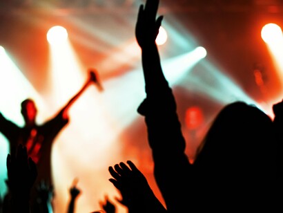 Show musical. Mesmo para quem não gosta de música ao vivo, a experiência de contemplar os instrumentistas a reinventarem-se no palco é ímpar