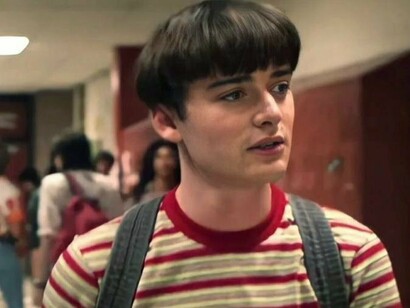 Durante várias temporadas, a narrativa construiu o Will como alguém sempre um passo atrás do grupo. Enquanto os outros cresciam, namoravam, experimentavam desejo e mudança, ele permanecia preso a algo que não conseguia nomear. Não por falta de maturidade, mas por medo. Por falta de linguagem. Por falta de segurança