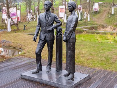 Lin encontró una educación alternativa en la prensa femenina: la revista "House Beautiful", dirigida por la arquitecta Ethel Power y escrita mayoritariamente por mujeres, le mostró que en EEUU mientras los hombres controlaban el plano, las mujeres dominaban el gusto. Estatuas de Lin Huiyin y Liang Sicheng  en Moon Field, Lizhuang