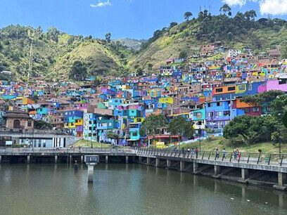 Andrés Orozco-Estrada, tras graduarse en su patria en 1997, se trasladó a Viena para estudiar en la Universidad de Música y Artes Escénicas, llegando a ocupar una cátedra de dirección orquestal en el 2022. Barrio de Manrique, comuna 3, Medellín, Colombia