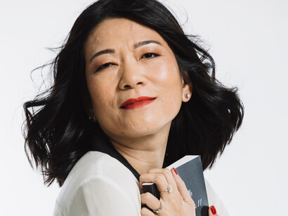 Une femme, livre contre le cœur, incarne la fragilité et la force des émotions humaines au centre de cette histoire intime.
Photo par Aura Constantin