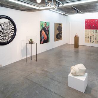 Varios artistas, 40 años de Trinta. Piezas que nunca debí haber vendido, vista de exhibición. Cortesía de Trinta Arte Contemporáneo