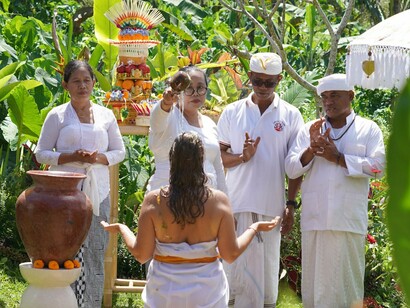 Integrating ancient Balinese traditions with modern mindfulness, guests can explore chakra healing, sound therapy, and spiritual cleansing © Photo by Goddess Retreats