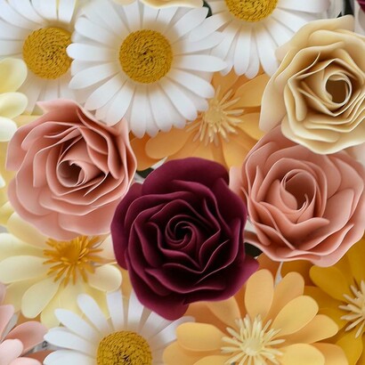 Le creazioni in carta hanno il vantaggio di durare nel tempo senza appassire. Nella foto una serie di fiori di carta creati da Silvia Raga