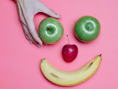 Cientes desse contexto, as redes sociais e os sistemas que as operam compreendem que é infinitamente mais simples vender para uma "tribo" – um grupo de pessoas com ideais de pertencimento e identificação – do que para indivíduos pensantes e autônomos. O processo de venda, em sua essência, é um fenômeno psicocomportamental que transcende a mera transação monetária. Passar o cartão é apenas a fase final de um complexo percurso