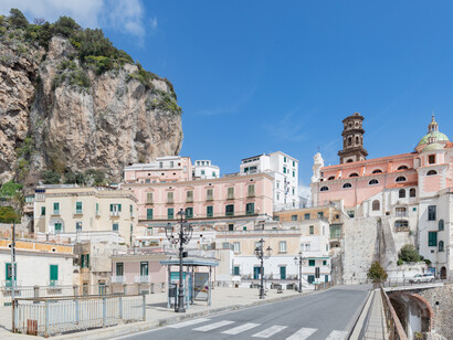 El pequeño pueblo de Atrani, en la costa amalfitana, es el municipio más pequeño de Italia en superficie y es conocido por su encantador ambiente de antiguo pueblo pesquero, Itlia
