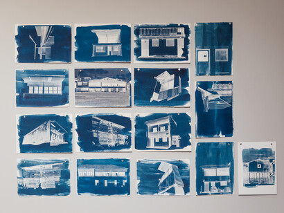 Henry Salazar, Modernismo tropical aclimatado, vista de exhibición. Cortesía de Policroma