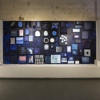 Cristina Portela, Hay un azul que sabe rezar, vista de exhibición. Cortesía de Ungallery