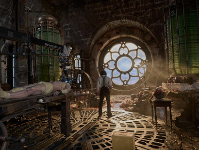 La criatura de Del Toro aparece casi redentora, más humana que monstruosa, lo que atenúa la ambigüedad ética que la novela sostenía con rigor