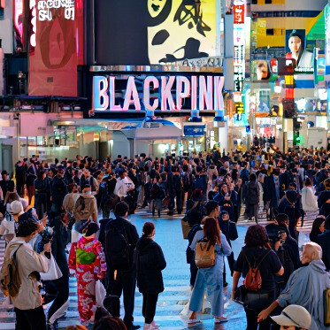 Laut Bob-Rae in „Past Present Future of Hallyu” ist die „Koreanische Welle” Südkoreas ein Beispiel für kulturelle Hybridität; K-Pop-Bands wie „BTS” und „Blackpink” sowie beliebte K-Dramen wie „Crash Landing on You” haben ein Publikum von Lateinamerika bis zum Nahen Osten erreicht