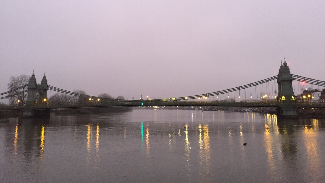 Il ponte di Hammersmith all’imbrunire, Londra, UK. Foto di Flavius Roversi