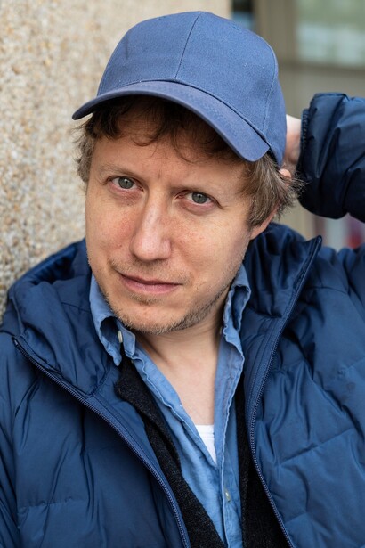 Il suo cinema affronta la memoria storica del Novecento attraverso prospettive intime e personali. László Nemes posa per un ritratto durante il Toronto International Film Festival 2025, foto di Gabriel Hutchinson