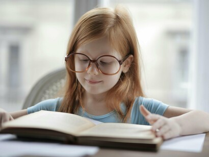 Podemos observar que, mesmo usando uma classificação em que se enquadram as obras em subtipos, o problema da classificação dos gêneros ainda persiste, pois chamamos de gênero formas de expressão (lírica, épica e dramática) e também o produto resultante dessas formas de expressão (o conto, o romance, a poesia etc.)