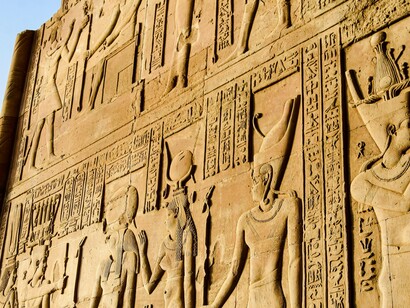 Louis acordara um pouco agitado: tivera outro sonho com motivos egípcios. Nele, o rapaz estava diante da Grande Esfinge, que se mantinha intacta e tinha uma iluminação parecida com neon, mas que brilhava de modo natural, sem parecer estar ligada a nenhuma fonte de energia elétrica