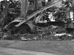 Destroços. Assim como eu segue sendo um dos filmes com maior aprovação das críticas e bilheterias. Para mim, o segundo filme é esquecível, o terceiro que já mencionei, é de uma qualidade pra mim, já o quarto da franquia tenta resgatar de alguma forma o roteiro que funcionou tão bem nos anteriores, funciona ou não funciona?  é bom, se passa numa corrida de carros que se transforma no verdadeiro horror e assim como os antigos visionários, a morte vem em busca de cada um dos sobreviventes, ninguém escapa, você pode até prolongar um pouco, mais no final você morre. apesar de gostar bastante, não entra no meu top 3