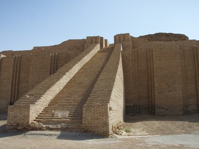 Costruita in mattoni d’argilla sovrapposti a terrazze, la ziggurat fungeva da ponte tra la terra e il cielo, luogo in cui il sovrano e i sacerdoti comunicavano con le divinità. Iraq