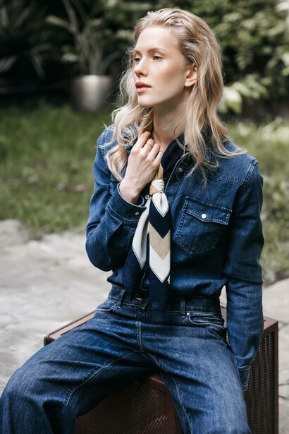 Modella vestita in denim Cigala's adatto a uno stile quotidiano