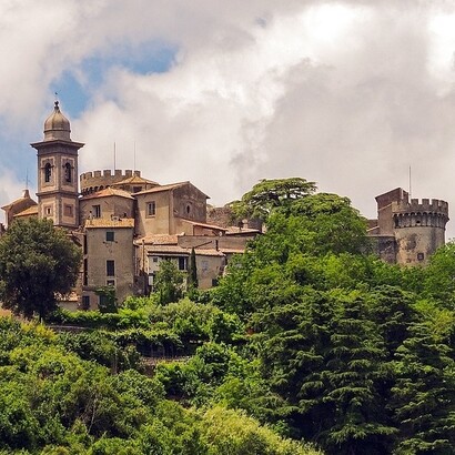 La valorizzazione del patrimonio distante passa attraverso l’educazione, la ricerca e la condivisione della conoscenza con comunità anche lontane. Castello Orsini-Odescalchi di Bracciano, Lazio, Italia
