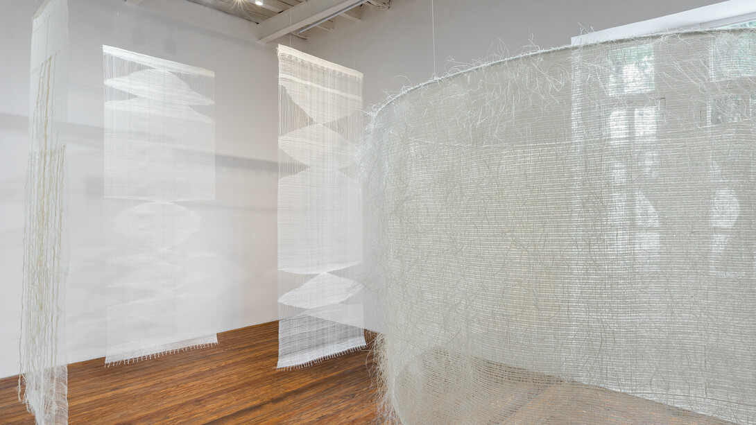 Marie Hazard, La sombra que teje en mí, vista de exhibición. Cortesía de la Galería Mascota