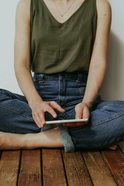 Mulher lê livro em leitor de e-books. Olhando para o futuro, podemos nos perguntar: será que o hábito de ler vai continuar a mudar? Talvez. Mas uma coisa é certa: enquanto houver histórias para contar e ideias para compartilhar, a leitura sempre encontrará seu lugar