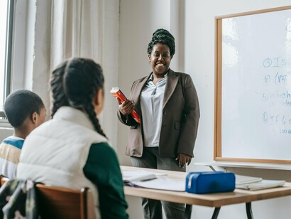 A realidade das escolas portuguesas é hoje um mosaico de desafios que vão desde o envelhecimento da classe até à pressão asfixiante de uma burocracia que parece não ter fim, transformando o quotidiano escolar numa maratona de obstáculos onde o tempo para a criatividade e para o acompanhamento individualizado dos alunos é o primeiro a ser sacrificado