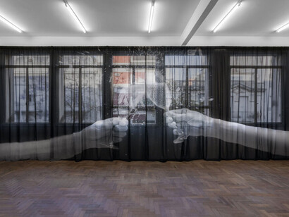 Joaquín Aras, Tics modernos, vista de exhibición. Cortesía de Piedras Galería