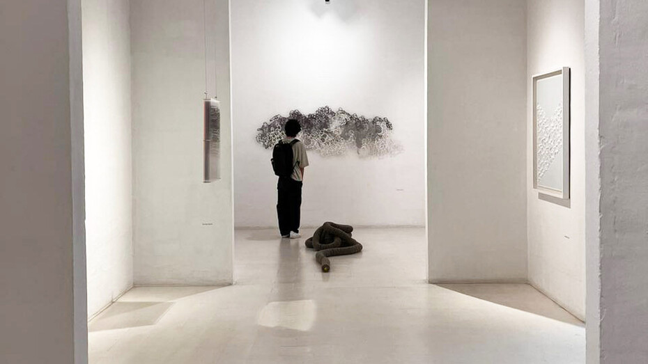 Various artists, Trazar el mundo. Acercar el firmamento, exhibition view. Courtesy of La Balsa Gallery