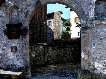 Le camere sono dislocate in varie case del paese, mentre i servizi comuni come reception, sala colazione e aree sociali si trovano in un unico edificio centrale. Sutrio, Italia. Per gentile concessione dell'Ufficio stampa dell'Albergo Diffuso