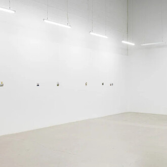 Mike Bayne, Ghosts, water towers, bowling alleys and Dave Joy, vue de l'exposition. Avec l'aimable autorisation de la Division Blouin