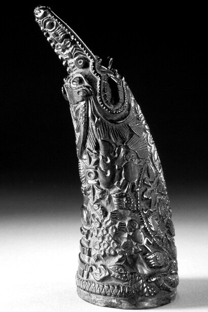 Corno dell'esorcista (thun rva), Bhutan o Tibet, XIX secolo circa, corno intagliato; raccordo in lega di rame. Conservato nel Los Angeles County Museum of Art, USA