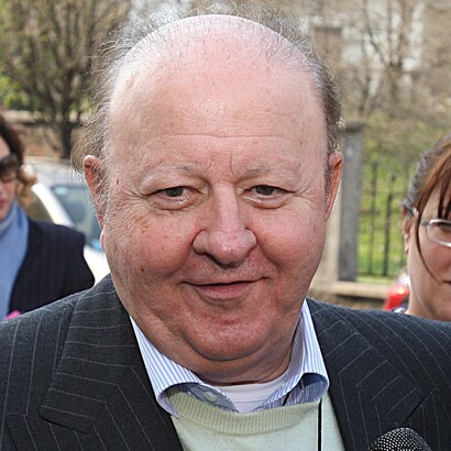 Massimo Boldi ha rappresentato l’italiano medio, ingenuo e pasticcione, creando una comicità popolare basata su dialetto, tic e situazioni imbarazzanti