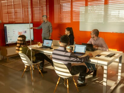 Organizações que reposicionam com base apenas em percepções internas ou intuição executiva tendem a cometer erros estratégicos relevantes. O reposicionamento eficaz é orientado por dados, cenários e hipóteses testáveis, reduzindo o risco de decisões baseadas em vieses ou legados históricos