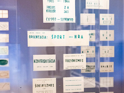 Julius Koller, U.F.O.-naut J.K., ausstellungsansicht. Mit freundlicher genehmigung des Museums der Moderne