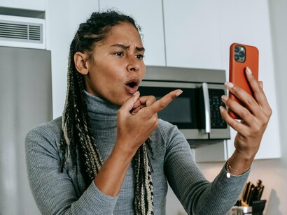 O problema não és tu, gostaria de dizer que sei o que é, mas não tenho resposta a este problema matemático que engloba não só números, mas letras! Ora aparecem investidores que compram prédios inteiros como se estivessem a jogar Monopólio.
Ou a malta do “pronto pagamento”, gente com tanto pastel que nem sabe o que é uma taxa Euribor