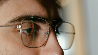 A vida tornara-se uma vitrina com reflexos estilhaçados, qualquer um produzia e veiculava informação, apimentando a sua realidade para os amigos virtuais que só liam as três primeiras linhas do lead, incapazes de suportar um parágrafo inteiro, viciados na distração contínua, como moscas a bater contra a mesma lâmpada