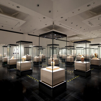Zhōng the cradle of China. Glory of the central plains civilization, exhibition view. Courtesy of Tsinghua University Art Museum