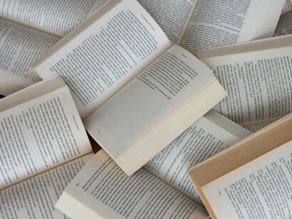 Les pages des romans noirs de Marseille, entre fiction et réalité, révèlent un monde où les ombres et les crimes se croisent sous le ciel méditerranéen