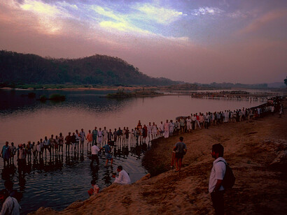 Human chain demonstration against mega-dams on Indravati river, Hemalkasa, Maharashtra, India @ Ashish Kothari